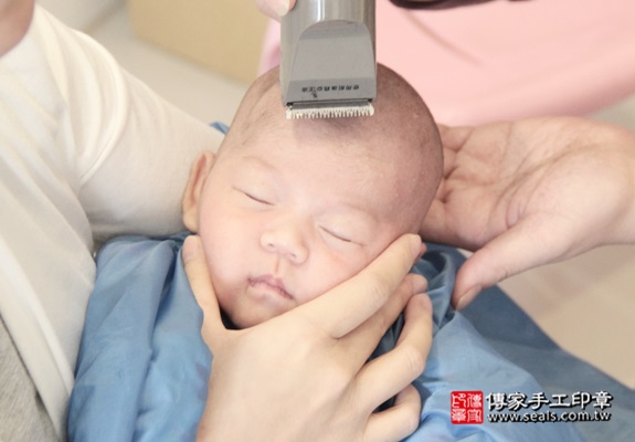 剃胎毛、滿月剃頭、嬰兒剃頭、嬰兒理髮、嬰兒剃髮、嬰兒剃胎毛、嬰兒滿月剃頭、寶寶剃頭、剃胎毛儀式、剃胎毛吉祥話、滿月剃頭儀式、滿月剃頭吉祥話、寶寶剃胎毛、寶寶滿月剃頭理髮、 新竹東區剃胎毛、新竹東區滿月剃頭、 新竹東區嬰兒剃頭剃胎毛、新竹東區嬰兒理髮、新竹東區嬰兒剃髮、吳寶寶(新竹東區到府嬰兒寶寶滿月剃頭理髮、免費到府嬰兒剃胎毛儀式吉祥話)。到府剃頭剃胎毛主持、專業拍照、DVD光碟、證書。★購買「臍帶章、肚臍章、胎毛筆刷印章」贈送：剃頭、收涎、抓周，三選一。2015.12.31 照片16