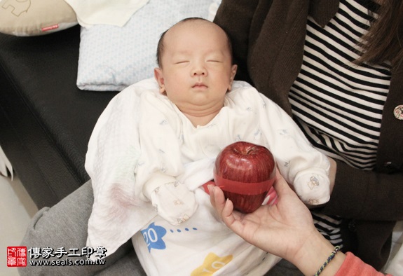 剃胎毛、滿月剃頭、嬰兒剃頭、嬰兒理髮、嬰兒剃髮、嬰兒剃胎毛、嬰兒滿月剃頭、寶寶剃頭、剃胎毛儀式、剃胎毛吉祥話、滿月剃頭儀式、滿月剃頭吉祥話、寶寶剃胎毛、寶寶滿月剃頭理髮、 新竹香山區剃胎毛、新竹香山區滿月剃頭、 新竹香山區嬰兒剃頭剃胎毛、新竹香山區嬰兒理髮、新竹香山區嬰兒剃髮、蘇寶寶(新竹香山區到府嬰兒寶寶滿月剃頭理髮、免費到府嬰兒剃胎毛儀式吉祥話)。到府剃頭剃胎毛主持、專業拍照、DVD光碟、證書。★購買「臍帶章、肚臍章、胎毛筆刷印章」贈送：剃頭、收涎、抓周，三選一。2016.03.24 照片7