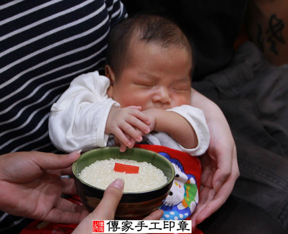 劉寶寶(新北永和區到府嬰兒寶寶滿月剃頭理髮、免費到府嬰兒剃胎毛儀式吉祥話)。到府剃頭剃胎毛主持、專業拍照、DVD光碟、證書。★購買「臍帶章、肚臍章、胎毛筆刷印章」贈送：剃頭、收涎、抓周，三選一。 2014.10.02 照片8