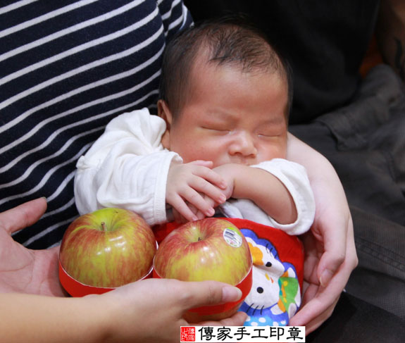 劉寶寶(新北永和區到府嬰兒寶寶滿月剃頭理髮、免費到府嬰兒剃胎毛儀式吉祥話)。到府剃頭剃胎毛主持、專業拍照、DVD光碟、證書。★購買「臍帶章、肚臍章、胎毛筆刷印章」贈送：剃頭、收涎、抓周，三選一。 2014.10.02 照片10