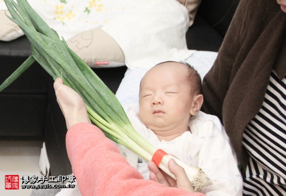 剃胎毛、滿月剃頭、嬰兒剃頭、嬰兒理髮、嬰兒剃髮、嬰兒剃胎毛、嬰兒滿月剃頭、寶寶剃頭、剃胎毛儀式、剃胎毛吉祥話、滿月剃頭儀式、滿月剃頭吉祥話、寶寶剃胎毛、寶寶滿月剃頭理髮、 新竹香山區剃胎毛、新竹香山區滿月剃頭、 新竹香山區嬰兒剃頭剃胎毛、新竹香山區嬰兒理髮、新竹香山區嬰兒剃髮、蘇寶寶(新竹香山區到府嬰兒寶寶滿月剃頭理髮、免費到府嬰兒剃胎毛儀式吉祥話)。到府剃頭剃胎毛主持、專業拍照、DVD光碟、證書。★購買「臍帶章、肚臍章、胎毛筆刷印章」贈送：剃頭、收涎、抓周，三選一。2016.03.24 照片11