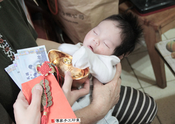 王寶寶(台北信義區到府嬰兒寶寶滿月剃頭理髮、免費到府嬰兒剃胎毛儀式吉祥話)。到府剃頭剃胎毛主持、專業拍照、DVD光碟、證書。★購買「臍帶章、肚臍章、胎毛筆刷印章」贈送：剃頭、收涎、抓周，三選一。2015.11.15 照片14