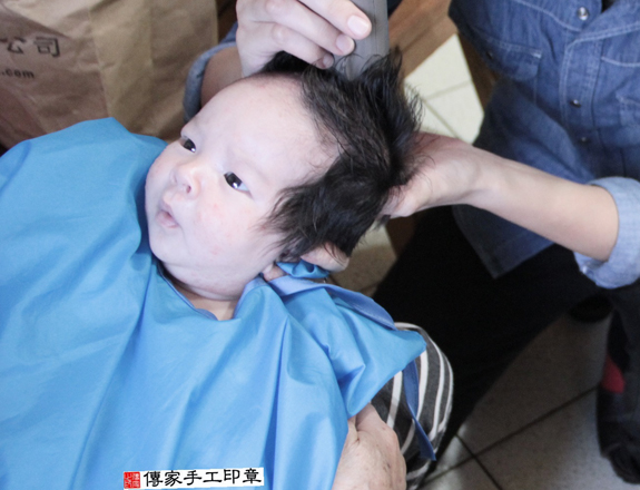 王寶寶(台北信義區到府嬰兒寶寶滿月剃頭理髮、免費到府嬰兒剃胎毛儀式吉祥話)。到府剃頭剃胎毛主持、專業拍照、DVD光碟、證書。★購買「臍帶章、肚臍章、胎毛筆刷印章」贈送：剃頭、收涎、抓周，三選一。2015.11.15 照片15