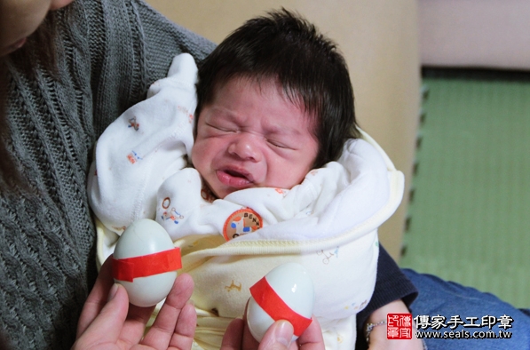 剃胎毛、滿月剃頭、嬰兒剃頭、嬰兒理髮、嬰兒剃髮、嬰兒剃胎毛、嬰兒滿月剃頭、寶寶剃頭、剃胎毛儀式、剃胎毛吉祥話、滿月剃頭儀式、滿月剃頭吉祥話、寶寶剃胎毛、寶寶滿月剃頭理髮、 新北土城區剃胎毛、新北土城區滿月剃頭、 新北土城區嬰兒剃頭剃胎毛、新北土城區嬰兒理髮、新北土城區嬰兒剃髮、藍寶寶(新北土城區到府嬰兒寶寶滿月剃頭理髮、免費到府嬰兒剃胎毛儀式吉祥話)。到府剃頭剃胎毛主持、專業拍照、DVD光碟、證書。★購買「臍帶章、肚臍章、胎毛筆刷印章」贈送：剃頭、收涎、抓周，三選一。2016.02.28 照片4