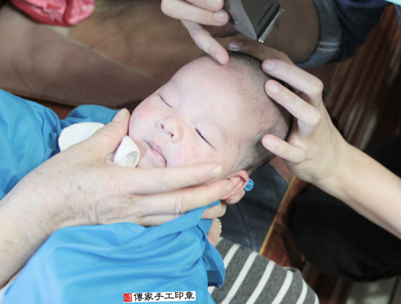 王寶寶(台北信義區到府嬰兒寶寶滿月剃頭理髮、免費到府嬰兒剃胎毛儀式吉祥話)。到府剃頭剃胎毛主持、專業拍照、DVD光碟、證書。★購買「臍帶章、肚臍章、胎毛筆刷印章」贈送：剃頭、收涎、抓周，三選一。2015.11.15 照片16