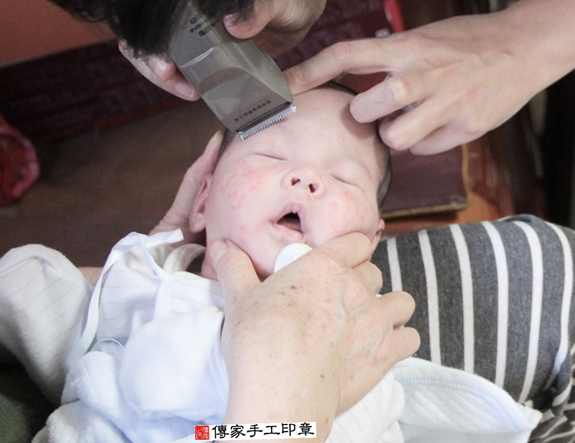 王寶寶(台北信義區到府嬰兒寶寶滿月剃頭理髮、免費到府嬰兒剃胎毛儀式吉祥話)。到府剃頭剃胎毛主持、專業拍照、DVD光碟、證書。★購買「臍帶章、肚臍章、胎毛筆刷印章」贈送：剃頭、收涎、抓周，三選一。2015.11.15 照片17