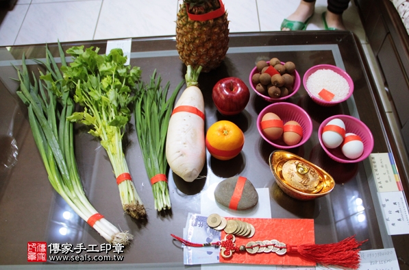 剃胎毛、滿月剃頭、嬰兒剃頭、嬰兒理髮、嬰兒剃髮、嬰兒剃胎毛、嬰兒滿月剃頭、寶寶剃頭、剃胎毛儀式、剃胎毛吉祥話、滿月剃頭儀式、滿月剃頭吉祥話、寶寶剃胎毛、寶寶滿月剃頭理髮、 新北泰山區剃胎毛、新北泰山區滿月剃頭、 新北泰山區嬰兒剃頭剃胎毛、新北泰山區嬰兒理髮、新北泰山區嬰兒剃髮、劉寶寶(新北泰山區到府嬰兒寶寶滿月剃頭理髮、免費到府嬰兒剃胎毛儀式吉祥話)。到府剃頭剃胎毛主持、專業拍照、DVD光碟、證書。★購買「臍帶章、肚臍章、胎毛筆刷印章」贈送：剃頭、收涎、抓周，三選一。2016.02.06 照片1