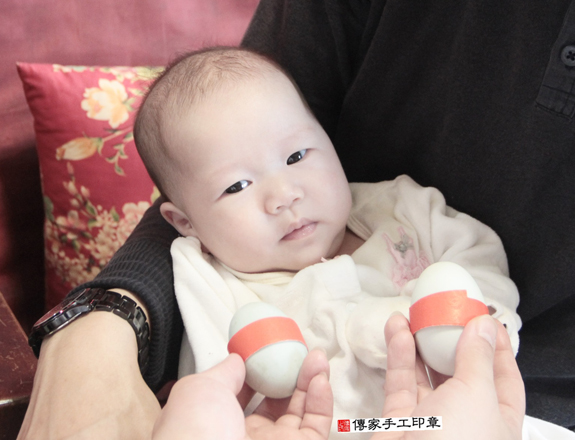 剃胎毛、滿月剃頭、嬰兒剃頭、嬰兒理髮、嬰兒剃髮、嬰兒剃胎毛、嬰兒滿月剃頭、寶寶剃頭、剃胎毛儀式、剃胎毛吉祥話、滿月剃頭儀式、滿月剃頭吉祥話、寶寶剃胎毛、寶寶滿月剃頭理髮、 新北永和區剃胎毛、新北永和區滿月剃頭、 新北永和區嬰兒剃頭剃胎毛、新北永和區嬰兒理髮、新北永和區嬰兒剃髮、 鄭寶寶(新北永和區到府嬰兒寶寶滿月剃頭理髮、免費到府嬰兒剃胎毛儀式吉祥話)。到府剃頭剃胎毛主持、專業拍照、DVD光碟、證書。★購買「臍帶章、肚臍章、胎毛筆刷印章」贈送：剃頭、收涎、抓周，三選一。2015.12.10 照片4