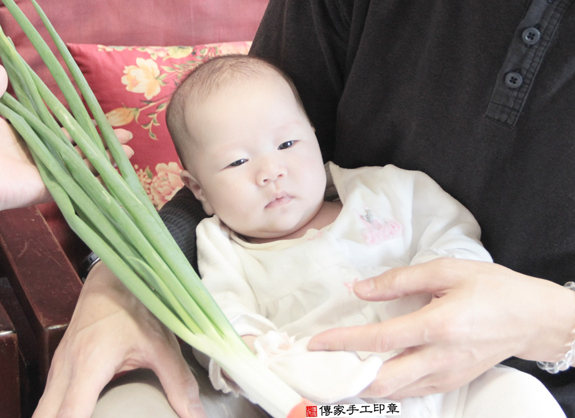 剃胎毛、滿月剃頭、嬰兒剃頭、嬰兒理髮、嬰兒剃髮、嬰兒剃胎毛、嬰兒滿月剃頭、寶寶剃頭、剃胎毛儀式、剃胎毛吉祥話、滿月剃頭儀式、滿月剃頭吉祥話、寶寶剃胎毛、寶寶滿月剃頭理髮、 新北永和區剃胎毛、新北永和區滿月剃頭、 新北永和區嬰兒剃頭剃胎毛、新北永和區嬰兒理髮、新北永和區嬰兒剃髮、 鄭寶寶(新北永和區到府嬰兒寶寶滿月剃頭理髮、免費到府嬰兒剃胎毛儀式吉祥話)。到府剃頭剃胎毛主持、專業拍照、DVD光碟、證書。★購買「臍帶章、肚臍章、胎毛筆刷印章」贈送：剃頭、收涎、抓周，三選一。2015.12.10 照片11