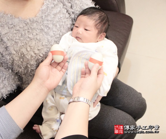 剃胎毛、滿月剃頭、嬰兒剃頭、嬰兒理髮、嬰兒剃髮、嬰兒剃胎毛、嬰兒滿月剃頭、寶寶剃頭、剃胎毛儀式、剃胎毛吉祥話、滿月剃頭儀式、滿月剃頭吉祥話、寶寶剃胎毛、寶寶滿月剃頭理髮、 新北三重區剃胎毛、新北三重區滿月剃頭、 新北三重區嬰兒剃頭剃胎毛、新北三重區嬰兒理髮、新北三重區嬰兒剃髮、汪寶寶(新北三重區到府嬰兒寶寶滿月剃頭理髮、免費到府嬰兒剃胎毛儀式吉祥話)。到府剃頭剃胎毛主持、專業拍照、DVD光碟、證書。★購買「臍帶章、肚臍章、胎毛筆刷印章」贈送：剃頭、收涎、抓周，三選一。2016.01.21 照片4