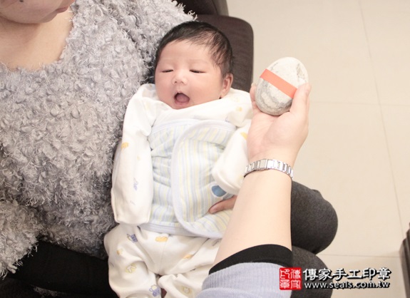 剃胎毛、滿月剃頭、嬰兒剃頭、嬰兒理髮、嬰兒剃髮、嬰兒剃胎毛、嬰兒滿月剃頭、寶寶剃頭、剃胎毛儀式、剃胎毛吉祥話、滿月剃頭儀式、滿月剃頭吉祥話、寶寶剃胎毛、寶寶滿月剃頭理髮、 新北三重區剃胎毛、新北三重區滿月剃頭、 新北三重區嬰兒剃頭剃胎毛、新北三重區嬰兒理髮、新北三重區嬰兒剃髮、汪寶寶(新北三重區到府嬰兒寶寶滿月剃頭理髮、免費到府嬰兒剃胎毛儀式吉祥話)。到府剃頭剃胎毛主持、專業拍照、DVD光碟、證書。★購買「臍帶章、肚臍章、胎毛筆刷印章」贈送：剃頭、收涎、抓周，三選一。2016.01.21 照片5