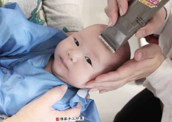 剃胎毛、滿月剃頭、嬰兒剃頭、嬰兒理髮、嬰兒剃髮、嬰兒剃胎毛、嬰兒滿月剃頭、寶寶剃頭、剃胎毛儀式、剃胎毛吉祥話、滿月剃頭儀式、滿月剃頭吉祥話、寶寶剃胎毛、寶寶滿月剃頭理髮、 新北永和區剃胎毛、新北永和區滿月剃頭、 新北永和區嬰兒剃頭剃胎毛、新北永和區嬰兒理髮、新北永和區嬰兒剃髮、 鄭寶寶(新北永和區到府嬰兒寶寶滿月剃頭理髮、免費到府嬰兒剃胎毛儀式吉祥話)。到府剃頭剃胎毛主持、專業拍照、DVD光碟、證書。★購買「臍帶章、肚臍章、胎毛筆刷印章」贈送：剃頭、收涎、抓周，三選一。2015.12.10 照片17