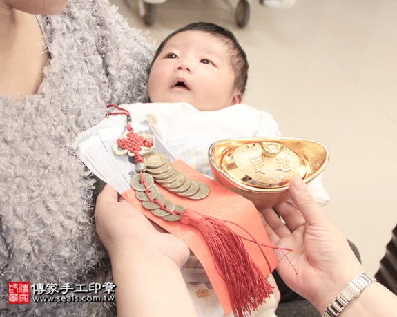 剃胎毛、滿月剃頭、嬰兒剃頭、嬰兒理髮、嬰兒剃髮、嬰兒剃胎毛、嬰兒滿月剃頭、寶寶剃頭、剃胎毛儀式、剃胎毛吉祥話、滿月剃頭儀式、滿月剃頭吉祥話、寶寶剃胎毛、寶寶滿月剃頭理髮、 新北三重區剃胎毛、新北三重區滿月剃頭、 新北三重區嬰兒剃頭剃胎毛、新北三重區嬰兒理髮、新北三重區嬰兒剃髮、汪寶寶(新北三重區到府嬰兒寶寶滿月剃頭理髮、免費到府嬰兒剃胎毛儀式吉祥話)。到府剃頭剃胎毛主持、專業拍照、DVD光碟、證書。★購買「臍帶章、肚臍章、胎毛筆刷印章」贈送：剃頭、收涎、抓周，三選一。2016.01.21 照片14