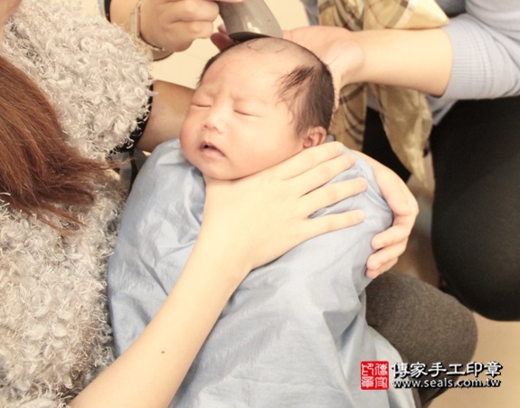 剃胎毛、滿月剃頭、嬰兒剃頭、嬰兒理髮、嬰兒剃髮、嬰兒剃胎毛、嬰兒滿月剃頭、寶寶剃頭、剃胎毛儀式、剃胎毛吉祥話、滿月剃頭儀式、滿月剃頭吉祥話、寶寶剃胎毛、寶寶滿月剃頭理髮、 新北三重區剃胎毛、新北三重區滿月剃頭、 新北三重區嬰兒剃頭剃胎毛、新北三重區嬰兒理髮、新北三重區嬰兒剃髮、汪寶寶(新北三重區到府嬰兒寶寶滿月剃頭理髮、免費到府嬰兒剃胎毛儀式吉祥話)。到府剃頭剃胎毛主持、專業拍照、DVD光碟、證書。★購買「臍帶章、肚臍章、胎毛筆刷印章」贈送：剃頭、收涎、抓周，三選一。2016.01.21 照片16