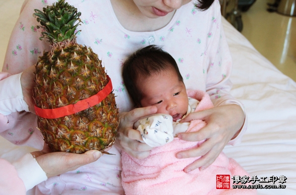剃胎毛、滿月剃頭、嬰兒剃頭、嬰兒理髮、嬰兒剃髮、嬰兒剃胎毛、嬰兒滿月剃頭、寶寶剃頭、剃胎毛儀式、剃胎毛吉祥話、滿月剃頭儀式、滿月剃頭吉祥話、寶寶剃胎毛、寶寶滿月剃頭理髮、 台北大直區剃胎毛、台北大直區滿月剃頭、 台北大直區嬰兒剃頭剃胎毛、台北大直區嬰兒理髮、台北大直區嬰兒剃髮、陳寶寶(台北大直區到府嬰兒寶寶滿月剃頭理髮、免費到府嬰兒剃胎毛儀式吉祥話)。到府剃頭剃胎毛主持、專業拍照、DVD光碟、證書。★購買「臍帶章、肚臍章、胎毛筆刷印章」贈送：剃頭、收涎、抓周，三選一。2016.02.29 照片15
