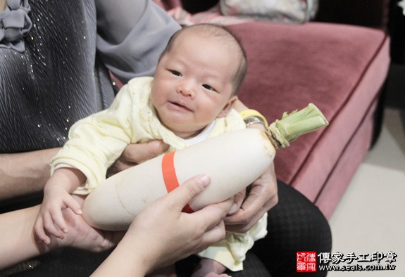剃胎毛、滿月剃頭、嬰兒剃頭、嬰兒理髮、嬰兒剃髮、嬰兒剃胎毛、嬰兒滿月剃頭、寶寶剃頭、剃胎毛儀式、剃胎毛吉祥話、滿月剃頭儀式、滿月剃頭吉祥話、寶寶剃胎毛、寶寶滿月剃頭理髮、 台北大安區剃胎毛、台北大安區滿月剃頭、 台北大安區嬰兒剃頭剃胎毛、台北大安區嬰兒理髮、台北大安區嬰兒剃髮、蕭寶寶(台北大安區到府嬰兒寶寶滿月剃頭理髮、免費到府嬰兒剃胎毛儀式吉祥話)。到府剃頭剃胎毛主持、專業拍照、DVD光碟、證書。★購買「臍帶章、肚臍章、胎毛筆刷印章」贈送：剃頭、收涎、抓周，三選一。2016.05.10  照片12