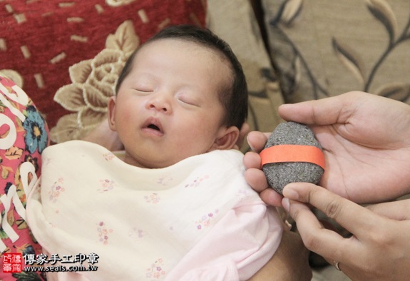 剃胎毛、滿月剃頭、嬰兒剃頭、嬰兒理髮、嬰兒剃髮、嬰兒剃胎毛、嬰兒滿月剃頭、寶寶剃頭、剃胎毛儀式、剃胎毛吉祥話、滿月剃頭儀式、滿月剃頭吉祥話、寶寶剃胎毛、寶寶滿月剃頭理髮、 台北北投區剃胎毛、台北北投區滿月剃頭、 台北北投區嬰兒剃頭剃胎毛、台北北投區嬰兒理髮、台北北投區嬰兒剃髮、陳寶寶(台北北投區到府嬰兒寶寶滿月剃頭理髮、免費到府嬰兒剃胎毛儀式吉祥話)。到府剃頭剃胎毛主持、專業拍照、DVD光碟、證書。★購買「臍帶章、肚臍章、胎毛筆刷印章」贈送：剃頭、收涎、抓周，三選一。2016.06.06  照片5