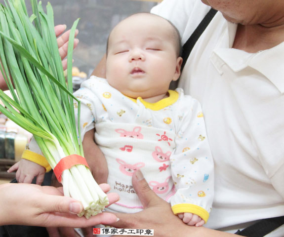 黃寶寶(新北永和區嬰兒寶寶滿月剃頭理髮、免費嬰兒剃胎毛儀式吉祥話)。中國風會場，爸媽寶貝免費穿「日中韓」古裝禮服。專業拍照、DVD光碟、證書。★購買「臍帶章、肚臍章、胎毛筆刷印章」贈送：剃頭、收涎、抓周，三選一。 2015.08.01 照片10