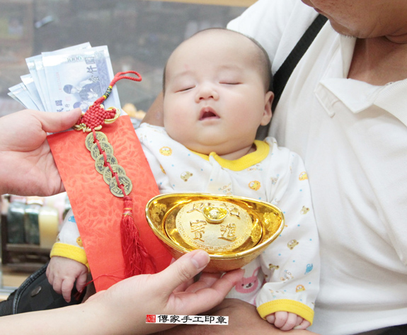 黃寶寶(新北永和區嬰兒寶寶滿月剃頭理髮、免費嬰兒剃胎毛儀式吉祥話)。中國風會場，爸媽寶貝免費穿「日中韓」古裝禮服。專業拍照、DVD光碟、證書。★購買「臍帶章、肚臍章、胎毛筆刷印章」贈送：剃頭、收涎、抓周，三選一。 2015.08.01 照片15