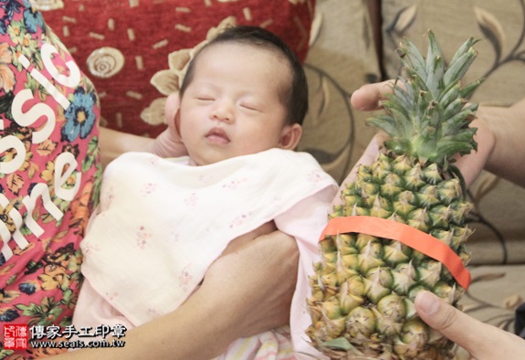 剃胎毛、滿月剃頭、嬰兒剃頭、嬰兒理髮、嬰兒剃髮、嬰兒剃胎毛、嬰兒滿月剃頭、寶寶剃頭、剃胎毛儀式、剃胎毛吉祥話、滿月剃頭儀式、滿月剃頭吉祥話、寶寶剃胎毛、寶寶滿月剃頭理髮、 台北北投區剃胎毛、台北北投區滿月剃頭、 台北北投區嬰兒剃頭剃胎毛、台北北投區嬰兒理髮、台北北投區嬰兒剃髮、陳寶寶(台北北投區到府嬰兒寶寶滿月剃頭理髮、免費到府嬰兒剃胎毛儀式吉祥話)。到府剃頭剃胎毛主持、專業拍照、DVD光碟、證書。★購買「臍帶章、肚臍章、胎毛筆刷印章」贈送：剃頭、收涎、抓周，三選一。2016.06.06  照片14