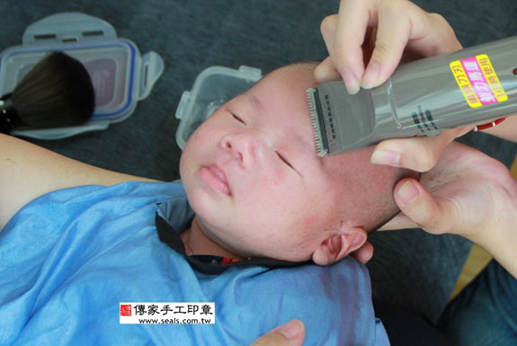 邱寶寶(新北永和區到府嬰兒寶寶滿月剃頭理髮、免費到府嬰兒剃胎毛儀式吉祥話)。到府剃頭剃胎毛主持、專業拍照、DVD光碟、證書。★購買「臍帶章、肚臍章、胎毛筆刷印章」贈送：剃頭、收涎、抓周，三選一。2014.11.11 照片16