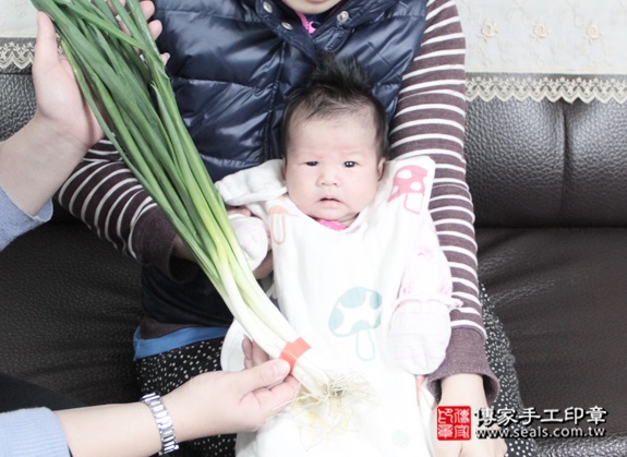 剃胎毛、滿月剃頭、嬰兒剃頭、嬰兒理髮、嬰兒剃髮、嬰兒剃胎毛、嬰兒滿月剃頭、寶寶剃頭、剃胎毛儀式、剃胎毛吉祥話、滿月剃頭儀式、滿月剃頭吉祥話、寶寶剃胎毛、寶寶滿月剃頭理髮、 新北三峽區剃胎毛、新北三峽區滿月剃頭、 新北三峽區嬰兒剃頭剃胎毛、新北三峽區嬰兒理髮、新北三峽區嬰兒剃髮、陳寶寶(新北三峽區到府嬰兒寶寶滿月剃頭理髮、免費到府嬰兒剃胎毛儀式吉祥話)。到府剃頭剃胎毛主持、專業拍照、DVD光碟、證書。★購買「臍帶章、肚臍章、胎毛筆刷印章」贈送：剃頭、收涎、抓周，三選一。2016.01.21 照片11
