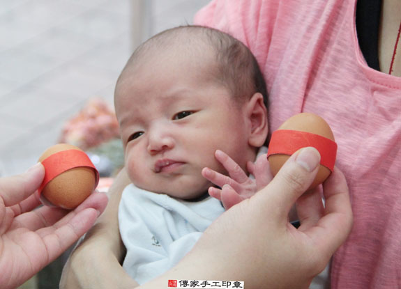 黃寶寶(新北永和區嬰兒寶寶滿月剃頭理髮、免費嬰兒剃胎毛儀式吉祥話)。中國風會場，爸媽寶貝免費穿「日中韓」古裝禮服。專業拍照、DVD光碟、證書。★購買「臍帶章、肚臍章、胎毛筆刷印章」贈送：剃頭、收涎、抓周，三選一。 2015.08.03 照片3