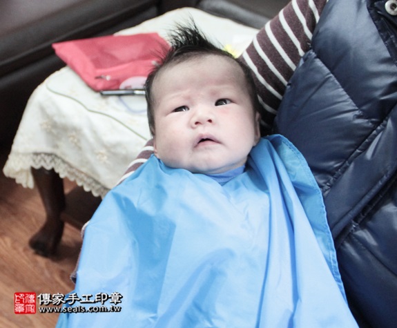 剃胎毛、滿月剃頭、嬰兒剃頭、嬰兒理髮、嬰兒剃髮、嬰兒剃胎毛、嬰兒滿月剃頭、寶寶剃頭、剃胎毛儀式、剃胎毛吉祥話、滿月剃頭儀式、滿月剃頭吉祥話、寶寶剃胎毛、寶寶滿月剃頭理髮、 新北三峽區剃胎毛、新北三峽區滿月剃頭、 新北三峽區嬰兒剃頭剃胎毛、新北三峽區嬰兒理髮、新北三峽區嬰兒剃髮、陳寶寶(新北三峽區到府嬰兒寶寶滿月剃頭理髮、免費到府嬰兒剃胎毛儀式吉祥話)。到府剃頭剃胎毛主持、專業拍照、DVD光碟、證書。★購買「臍帶章、肚臍章、胎毛筆刷印章」贈送：剃頭、收涎、抓周，三選一。2016.01.21 照片14
