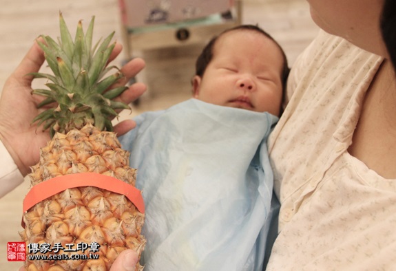 剃胎毛、滿月剃頭、嬰兒剃頭、嬰兒理髮、嬰兒剃髮、嬰兒剃胎毛、嬰兒滿月剃頭、寶寶剃頭、剃胎毛儀式、剃胎毛吉祥話、滿月剃頭儀式、滿月剃頭吉祥話、寶寶剃胎毛、寶寶滿月剃頭理髮、 新北土城區剃胎毛、新北土城區滿月剃頭、 新北土城區嬰兒剃頭剃胎毛、新北土城區嬰兒理髮、新北土城區嬰兒剃髮、馬寶寶(新北土城區到府嬰兒寶寶滿月剃頭理髮、免費到府嬰兒剃胎毛儀式吉祥話)。到府剃頭剃胎毛主持、專業拍照、DVD光碟、證書。★購買「臍帶章、肚臍章、胎毛筆刷印章」贈送：剃頭、收涎、抓周，三選一。2016.06.06  照片13