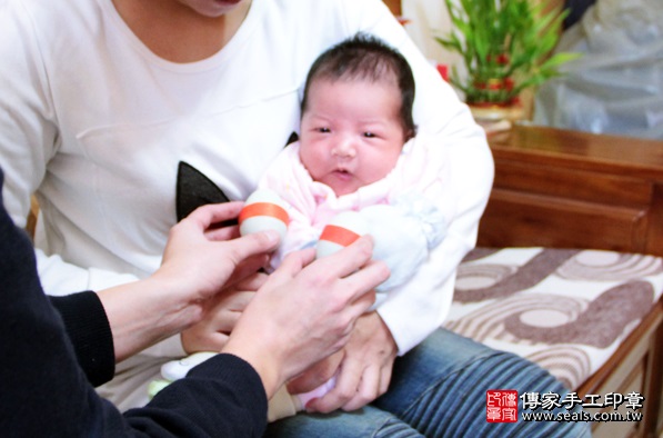 剃胎毛、滿月剃頭、嬰兒剃頭、嬰兒理髮、嬰兒剃髮、嬰兒剃胎毛、嬰兒滿月剃頭、寶寶剃頭、剃胎毛儀式、剃胎毛吉祥話、滿月剃頭儀式、滿月剃頭吉祥話、寶寶剃胎毛、寶寶滿月剃頭理髮、 新北新莊區剃胎毛、新北新莊區滿月剃頭、 新北新莊區嬰兒剃頭剃胎毛、新北新莊區嬰兒理髮、新北新莊區嬰兒剃髮、丁寶寶(新北新莊區到府嬰兒寶寶滿月剃頭理髮、免費到府嬰兒剃胎毛儀式吉祥話)。到府剃頭剃胎毛主持、專業拍照、DVD光碟、證書。★購買「臍帶章、肚臍章、胎毛筆刷印章」贈送：剃頭、收涎、抓周，三選一。2016.02.10 照片4