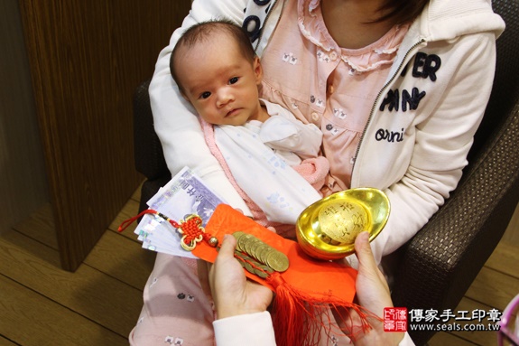 剃胎毛、滿月剃頭、嬰兒剃頭、嬰兒理髮、嬰兒剃髮、嬰兒剃胎毛、嬰兒滿月剃頭、寶寶剃頭、剃胎毛儀式、剃胎毛吉祥話、滿月剃頭儀式、滿月剃頭吉祥話、寶寶剃胎毛、寶寶滿月剃頭理髮、 新北板橋區剃胎毛、新北板橋區滿月剃頭、 新北板橋區嬰兒剃頭剃胎毛、新北板橋區嬰兒理髮、新北板橋區嬰兒剃髮、曾寶寶(新北板橋區到府嬰兒寶寶滿月剃頭理髮、免費到府嬰兒剃胎毛儀式吉祥話)。到府剃頭剃胎毛主持、專業拍照、DVD光碟、證書。★購買「臍帶章、肚臍章、胎毛筆刷印章」贈送：剃頭、收涎、抓周，三選一。2016.11.05  照片16