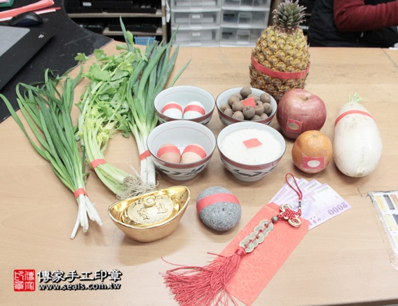 剃胎毛、滿月剃頭、嬰兒剃頭、嬰兒理髮、嬰兒剃髮、嬰兒剃胎毛、嬰兒滿月剃頭、寶寶剃頭、剃胎毛儀式、剃胎毛吉祥話、滿月剃頭儀式、滿月剃頭吉祥話、寶寶剃胎毛、寶寶滿月剃頭理髮、新北永和區剃胎毛、新北永和區滿月剃頭、新北永和區嬰兒剃頭剃胎毛、新北永和區嬰兒理髮、新北永和區嬰兒剃髮、范姜寶寶(新北永和區嬰兒寶寶滿月剃頭理髮、免費嬰兒剃胎毛儀式吉祥話)。中國風會場，爸媽寶貝免費穿「日中韓」古裝禮服。專業拍照、DVD光碟、證書。★購買「臍帶章、肚臍章、胎毛筆刷印章」贈送：剃頭、收涎、抓周，三選一。2016.01.21 照片1
