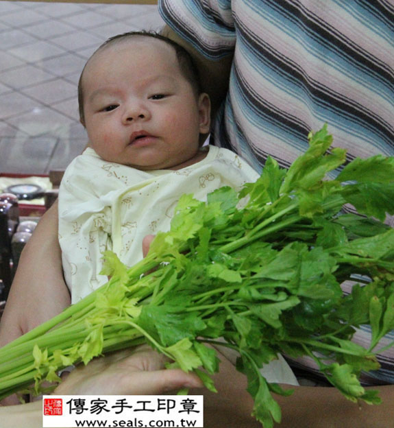 周寶寶(新北市永和區嬰兒寶寶滿月剃頭理髮、免費嬰兒剃胎毛儀式吉祥話)。中國風會場，爸媽寶貝免費穿「日中韓」古裝禮服。專業拍照、DVD光碟、證書。★購買「臍帶章、肚臍章、胎毛筆刷印章」贈送：剃頭、收涎、抓周，三選一。2014.07.12 照片11