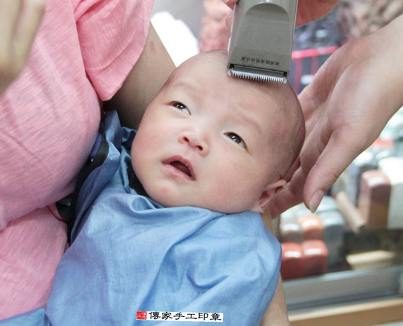 黃寶寶(新北永和區嬰兒寶寶滿月剃頭理髮、免費嬰兒剃胎毛儀式吉祥話)。中國風會場，爸媽寶貝免費穿「日中韓」古裝禮服。專業拍照、DVD光碟、證書。★購買「臍帶章、肚臍章、胎毛筆刷印章」贈送：剃頭、收涎、抓周，三選一。 2015.08.03 照片19