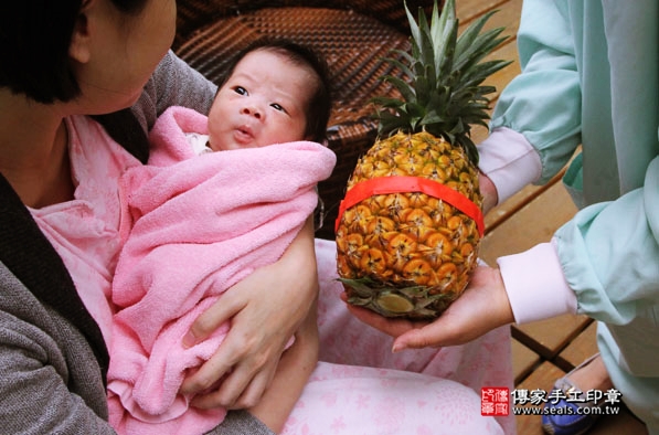 剃胎毛、滿月剃頭、嬰兒剃頭、嬰兒理髮、嬰兒剃髮、嬰兒剃胎毛、嬰兒滿月剃頭、寶寶剃頭、剃胎毛儀式、剃胎毛吉祥話、滿月剃頭儀式、滿月剃頭吉祥話、寶寶剃胎毛、寶寶滿月剃頭理髮、 台北文山區剃胎毛、台北文山區滿月剃頭、 台北文山區嬰兒剃頭剃胎毛、台北文山區嬰兒理髮、台北文山區嬰兒剃髮、萬寶寶(台北文山區到府嬰兒寶寶滿月剃頭理髮、免費到府嬰兒剃胎毛儀式吉祥話)。到府剃頭剃胎毛主持、專業拍照、DVD光碟、證書。★購買「臍帶章、肚臍章、胎毛筆刷印章」贈送：剃頭、收涎、抓周，三選一。2016.04.18  照片15