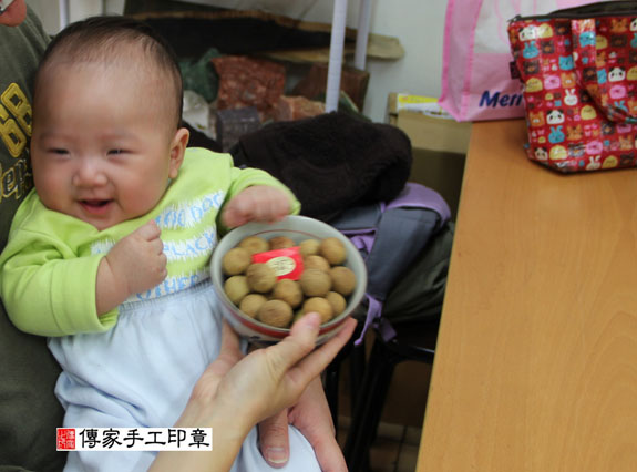 詹寶寶(新北永和區嬰兒寶寶滿月剃頭理髮、免費嬰兒剃胎毛儀式吉祥話)。中國風會場，爸媽寶貝免費穿「日中韓」古裝禮服。專業拍照、DVD光碟、證書。★購買「臍帶章、肚臍章、胎毛筆刷印章」贈送：剃頭、收涎、抓周，三選一。 2013.12.01 照片4