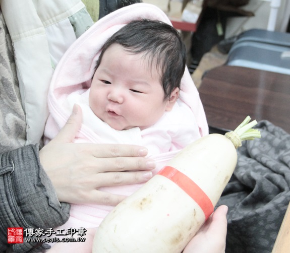 剃胎毛、滿月剃頭、嬰兒剃頭、嬰兒理髮、嬰兒剃髮、嬰兒剃胎毛、嬰兒滿月剃頭、寶寶剃頭、剃胎毛儀式、剃胎毛吉祥話、滿月剃頭儀式、滿月剃頭吉祥話、寶寶剃胎毛、寶寶滿月剃頭理髮、新北永和區剃胎毛、新北永和區滿月剃頭、新北永和區嬰兒剃頭剃胎毛、新北永和區嬰兒理髮、新北永和區嬰兒剃髮、范姜寶寶(新北永和區嬰兒寶寶滿月剃頭理髮、免費嬰兒剃胎毛儀式吉祥話)。中國風會場，爸媽寶貝免費穿「日中韓」古裝禮服。專業拍照、DVD光碟、證書。★購買「臍帶章、肚臍章、胎毛筆刷印章」贈送：剃頭、收涎、抓周，三選一。2016.01.21 照片13