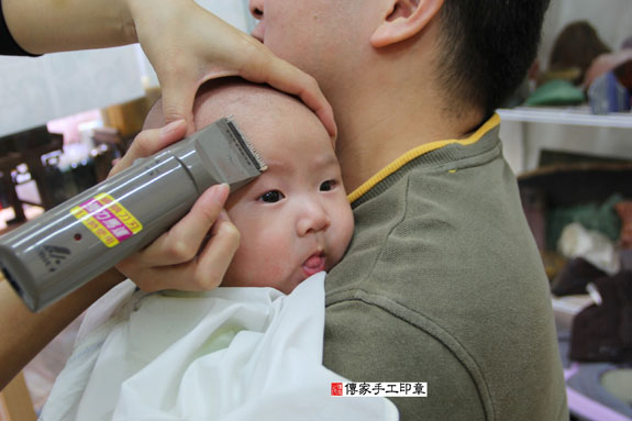 詹寶寶(新北永和區嬰兒寶寶滿月剃頭理髮、免費嬰兒剃胎毛儀式吉祥話)。中國風會場，爸媽寶貝免費穿「日中韓」古裝禮服。專業拍照、DVD光碟、證書。★購買「臍帶章、肚臍章、胎毛筆刷印章」贈送：剃頭、收涎、抓周，三選一。 2013.12.01 照片13