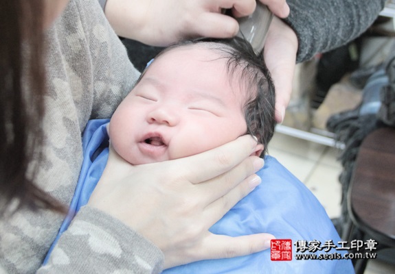 剃胎毛、滿月剃頭、嬰兒剃頭、嬰兒理髮、嬰兒剃髮、嬰兒剃胎毛、嬰兒滿月剃頭、寶寶剃頭、剃胎毛儀式、剃胎毛吉祥話、滿月剃頭儀式、滿月剃頭吉祥話、寶寶剃胎毛、寶寶滿月剃頭理髮、新北永和區剃胎毛、新北永和區滿月剃頭、新北永和區嬰兒剃頭剃胎毛、新北永和區嬰兒理髮、新北永和區嬰兒剃髮、范姜寶寶(新北永和區嬰兒寶寶滿月剃頭理髮、免費嬰兒剃胎毛儀式吉祥話)。中國風會場，爸媽寶貝免費穿「日中韓」古裝禮服。專業拍照、DVD光碟、證書。★購買「臍帶章、肚臍章、胎毛筆刷印章」贈送：剃頭、收涎、抓周，三選一。2016.01.21 照片16