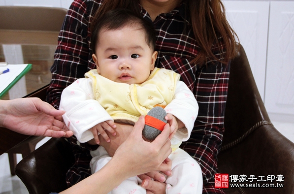 剃胎毛、滿月剃頭、嬰兒剃頭、嬰兒理髮、嬰兒剃髮、嬰兒剃胎毛、嬰兒滿月剃頭、寶寶剃頭、剃胎毛儀式、剃胎毛吉祥話、滿月剃頭儀式、滿月剃頭吉祥話、寶寶剃胎毛、寶寶滿月剃頭理髮、 新北林口區剃胎毛、新北林口區滿月剃頭、 新北林口區嬰兒剃頭剃胎毛、新北林口區嬰兒理髮、新北林口區嬰兒剃髮、王寶寶(新北林口區到府嬰兒寶寶滿月剃頭理髮、免費到府嬰兒剃胎毛儀式吉祥話)。到府剃頭剃胎毛主持、專業拍照、DVD光碟、證書。★購買「臍帶章、肚臍章、胎毛筆刷印章」贈送：剃頭、收涎、抓周，三選一。2016.03.01 照片6