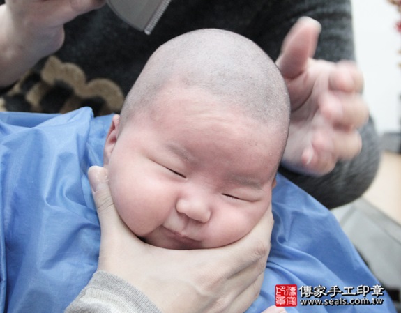 剃胎毛、滿月剃頭、嬰兒剃頭、嬰兒理髮、嬰兒剃髮、嬰兒剃胎毛、嬰兒滿月剃頭、寶寶剃頭、剃胎毛儀式、剃胎毛吉祥話、滿月剃頭儀式、滿月剃頭吉祥話、寶寶剃胎毛、寶寶滿月剃頭理髮、新北永和區剃胎毛、新北永和區滿月剃頭、新北永和區嬰兒剃頭剃胎毛、新北永和區嬰兒理髮、新北永和區嬰兒剃髮、范姜寶寶(新北永和區嬰兒寶寶滿月剃頭理髮、免費嬰兒剃胎毛儀式吉祥話)。中國風會場，爸媽寶貝免費穿「日中韓」古裝禮服。專業拍照、DVD光碟、證書。★購買「臍帶章、肚臍章、胎毛筆刷印章」贈送：剃頭、收涎、抓周，三選一。2016.01.21 照片17
