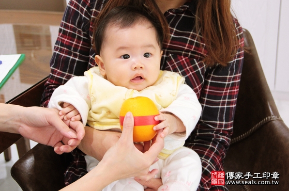 剃胎毛、滿月剃頭、嬰兒剃頭、嬰兒理髮、嬰兒剃髮、嬰兒剃胎毛、嬰兒滿月剃頭、寶寶剃頭、剃胎毛儀式、剃胎毛吉祥話、滿月剃頭儀式、滿月剃頭吉祥話、寶寶剃胎毛、寶寶滿月剃頭理髮、 新北林口區剃胎毛、新北林口區滿月剃頭、 新北林口區嬰兒剃頭剃胎毛、新北林口區嬰兒理髮、新北林口區嬰兒剃髮、王寶寶(新北林口區到府嬰兒寶寶滿月剃頭理髮、免費到府嬰兒剃胎毛儀式吉祥話)。到府剃頭剃胎毛主持、專業拍照、DVD光碟、證書。★購買「臍帶章、肚臍章、胎毛筆刷印章」贈送：剃頭、收涎、抓周，三選一。2016.03.01 照片10