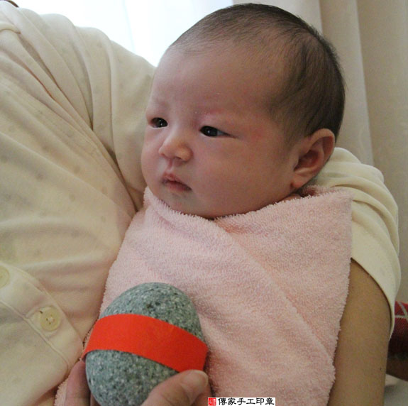 李寶寶(新北永和區到府嬰兒寶寶滿月剃頭理髮、免費到府嬰兒剃胎毛儀式吉祥話)。到府剃頭剃胎毛主持、專業拍照、DVD光碟、證書。★購買「臍帶章、肚臍章、胎毛筆刷印章」贈送：剃頭、收涎、抓周，三選一。 2014.08.13 照片5