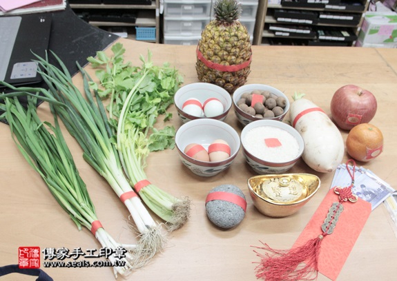 剃胎毛、滿月剃頭、嬰兒剃頭、嬰兒理髮、嬰兒剃髮、嬰兒剃胎毛、嬰兒滿月剃頭、寶寶剃頭、剃胎毛儀式、剃胎毛吉祥話、滿月剃頭儀式、滿月剃頭吉祥話、寶寶剃胎毛、寶寶滿月剃頭理髮、新北永和區剃胎毛、新北永和區滿月剃頭、新北永和區嬰兒剃頭剃胎毛、新北永和區嬰兒理髮、新北永和區嬰兒剃髮、馬寶寶(新北永和區嬰兒寶寶滿月剃頭理髮、免費嬰兒剃胎毛儀式吉祥話)。中國風會場，爸媽寶貝免費穿「日中韓」古裝禮服。專業拍照、DVD光碟、證書。★購買「臍帶章、肚臍章、胎毛筆刷印章」贈送：剃頭、收涎、抓周，三選一。2016.01.22 照片1