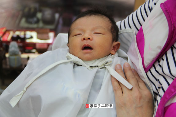 許寶寶(新北永和區嬰兒寶寶滿月剃頭理髮、免費嬰兒剃胎毛儀式吉祥話)。中國風會場，爸媽寶貝免費穿「日中韓」古裝禮服。專業拍照、DVD光碟、證書。★購買「臍帶章、肚臍章、胎毛筆刷印章」贈送：剃頭、收涎、抓周，三選一。 2013.12.06 照片15