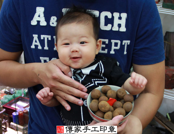 林寶寶(新北永和區嬰兒寶寶滿月剃頭理髮、免費嬰兒剃胎毛儀式吉祥話)。中國風會場，爸媽寶貝免費穿「日中韓」古裝禮服。專業拍照、DVD光碟、證書。★購買「臍帶章、肚臍章、胎毛筆刷印章」贈送：剃頭、收涎、抓周，三選一。 2014.10.05 照片10