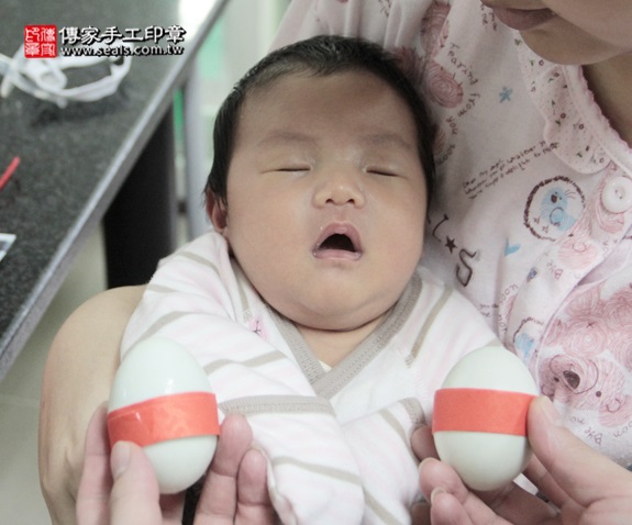 剃胎毛、滿月剃頭、嬰兒剃頭、嬰兒理髮、嬰兒剃髮、嬰兒剃胎毛、嬰兒滿月剃頭、寶寶剃頭、剃胎毛儀式、剃胎毛吉祥話、滿月剃頭儀式、滿月剃頭吉祥話、寶寶剃胎毛、寶寶滿月剃頭理髮、 新北中和區剃胎毛、新北中和區滿月剃頭、 新北中和區嬰兒剃頭剃胎毛、新北中和區嬰兒理髮、新北中和區嬰兒剃髮、方寶寶(新北中和區到府嬰兒寶寶滿月剃頭理髮、免費到府嬰兒剃胎毛儀式吉祥話)。到府剃頭剃胎毛主持、專業拍照、DVD光碟、證書。★購買「臍帶章、肚臍章、胎毛筆刷印章」贈送：剃頭、收涎、抓周，三選一。2016.01.04 照片4