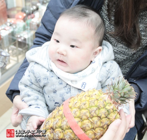 剃胎毛、滿月剃頭、嬰兒剃頭、嬰兒理髮、嬰兒剃髮、嬰兒剃胎毛、嬰兒滿月剃頭、寶寶剃頭、剃胎毛儀式、剃胎毛吉祥話、滿月剃頭儀式、滿月剃頭吉祥話、寶寶剃胎毛、寶寶滿月剃頭理髮、新北永和區剃胎毛、新北永和區滿月剃頭、新北永和區嬰兒剃頭剃胎毛、新北永和區嬰兒理髮、新北永和區嬰兒剃髮、馬寶寶(新北永和區嬰兒寶寶滿月剃頭理髮、免費嬰兒剃胎毛儀式吉祥話)。中國風會場，爸媽寶貝免費穿「日中韓」古裝禮服。專業拍照、DVD光碟、證書。★購買「臍帶章、肚臍章、胎毛筆刷印章」贈送：剃頭、收涎、抓周，三選一。2016.01.22 照片14