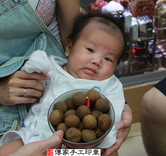 徐寶寶(新北永和區嬰兒寶寶滿月剃頭理髮、免費嬰兒剃胎毛儀式吉祥話)。中國風會場，爸媽寶貝免費穿「日中韓」古裝禮服。專業拍照、DVD光碟、證書。★購買「臍帶章、肚臍章、胎毛筆刷印章」贈送：剃頭、收涎、抓周，三選一。 2014.10.09 照片8