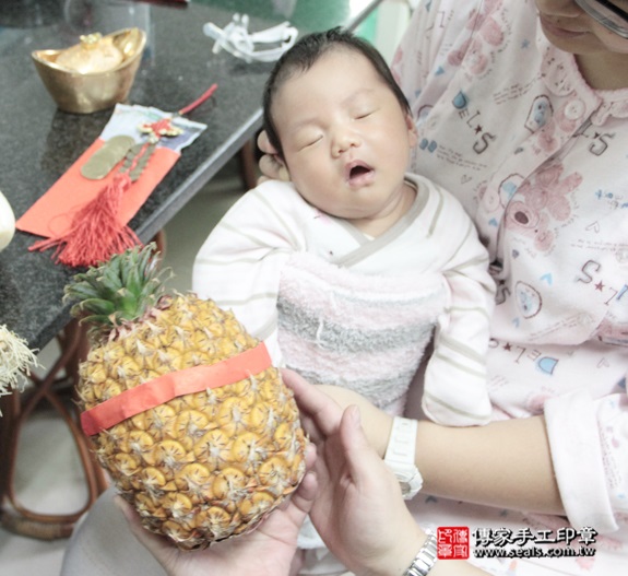 剃胎毛、滿月剃頭、嬰兒剃頭、嬰兒理髮、嬰兒剃髮、嬰兒剃胎毛、嬰兒滿月剃頭、寶寶剃頭、剃胎毛儀式、剃胎毛吉祥話、滿月剃頭儀式、滿月剃頭吉祥話、寶寶剃胎毛、寶寶滿月剃頭理髮、 新北中和區剃胎毛、新北中和區滿月剃頭、 新北中和區嬰兒剃頭剃胎毛、新北中和區嬰兒理髮、新北中和區嬰兒剃髮、方寶寶(新北中和區到府嬰兒寶寶滿月剃頭理髮、免費到府嬰兒剃胎毛儀式吉祥話)。到府剃頭剃胎毛主持、專業拍照、DVD光碟、證書。★購買「臍帶章、肚臍章、胎毛筆刷印章」贈送：剃頭、收涎、抓周，三選一。2016.01.04 照片14